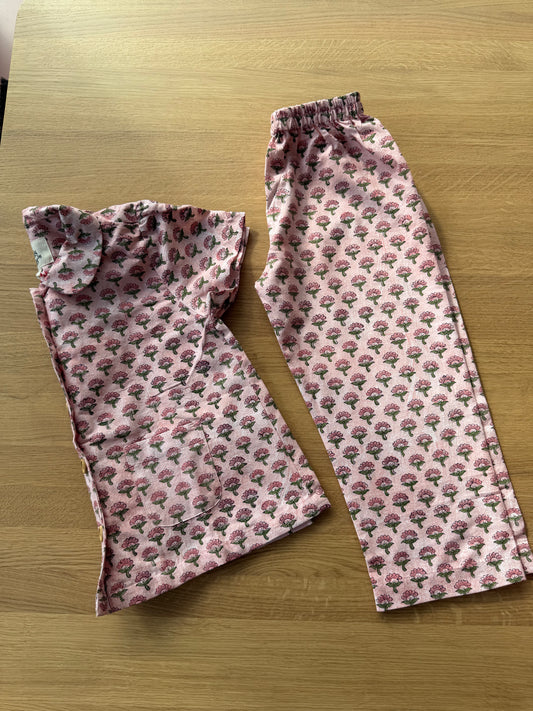 Stevie set in Lotus flower